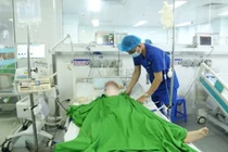 Cứu bé trai 7 tuổi ngừng tuần hoàn do cửa cuốn kẹp vào cổ