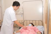 Cắt bỏ khối u buồng trứng "khủng" cho bệnh nhân 44 tuổi