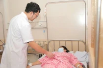 Cắt bỏ khối u buồng trứng "khủng" cho bệnh nhân 44 tuổi