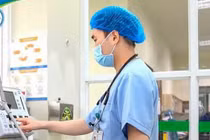 Bé 3 tuổi nguy kịch do dây mũ áo mắc vào cầu trượt thắt ngang cổ 