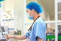 Bé 3 tuổi nguy kịch do dây mũ áo mắc vào cầu trượt thắt ngang cổ 