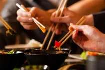 Tưởng chừng thói quen tốt trong bữa ăn nhưng lại vô tình khiến lây lan virus