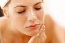 Sai lầm khi tẩy tế bào chết vào mùa đông khiến da "xuống cấp không phanh"