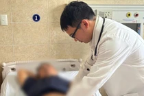 Đau nhói ngực, yếu liệt 2 chân... đi khám bất ngờ phát hiện bệnh hiếm