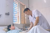 Tự thụt rửa đại tràng "chữa bệnh", người phụ nữ nhập viện cấp cứu