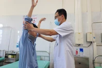 Dùng điện thoại liên tục nhiều giờ, nam sinh 15 tuổi bị liệt tứ chi