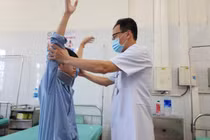 Dùng điện thoại liên tục nhiều giờ, nam sinh 15 tuổi bị liệt tứ chi