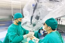 Nối thành công bàn tay đứt rời cho người phụ nữ 54 tuổi