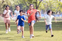 Cách phòng tránh sốc nhiệt khi trẻ chơi thể thao ngoài trời, phụ huynh cần biết
