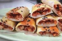 Bánh nếp cuộn lạc thơm ngon ngọt bùi, nhâm nhi ngày trời lạnh