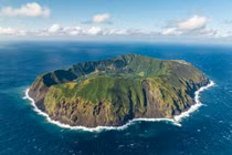 "Tròn mắt" thành phố nằm trọn trên miệng núi lửa, biệt lập giữa biển khơi