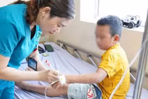 Đột nhiên xuất hiện ban sẩn đỏ toàn thân, đi khám mắc nhiễm khuẩn đường ruột