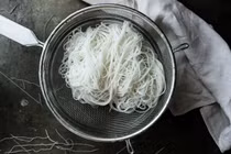 Mẹo bảo quản bún qua đêm không bị chua