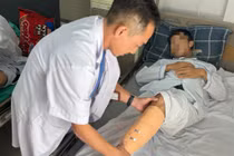 Đang làm ruộng, người đàn ông bị lưỡi bừa cắt xuyên chân