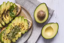 Bơ thơm ngon, giàu dinh dưỡng nhưng ai không nên ăn?