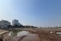 Loạt ao, đầm ven hồ Tây rút nước cạn trơ đáy, mặt đất nứt toác