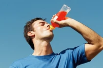 Tác hại tiềm ẩn của việc tiêu thụ nước tăng lực quá nhiều
