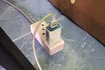 Đi cấp cứu sau khi chạm vào dây sạc điện thoại đang cắm