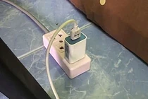 Đi cấp cứu sau khi chạm vào dây sạc điện thoại đang cắm