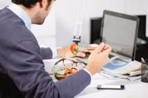 Thói quen "ăn sáng giờ trưa" khiến bạn có thể mắc nhiều bệnh