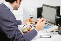 Thói quen "ăn sáng giờ trưa" khiến bạn có thể mắc nhiều bệnh