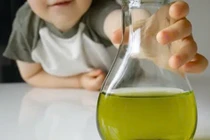 Trẻ ngộ độc hóa chất: Hiểm họa khôn lường