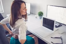 7 thói quen "âm thầm" gây hại cột sống, bất ngờ số 3