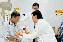 Đang hát karaoke, người đàn ông 58 tuổi đột ngột nói khó, tê yếu nửa người