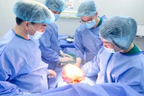 Bóc thành công khối u buồng trứng ác tính khổng lồ cho cụ bà 69 tuổi