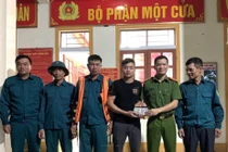 Tìm nam sinh bị lũ cuốn trôi, bất ngờ vớt được ví tiền của người dân