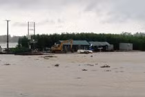 Hà Tĩnh: Cứu sống 9 công nhân bị mắc kẹt giữa dòng nước lũ