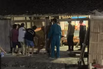 Mâu thuẫn trên bàn nhậu, người đàn ông đến nhà truy sát bạn