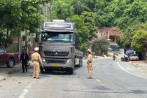 Xử phạt hàng chục xe đầu kéo chở quặng từ Lào về Việt Nam