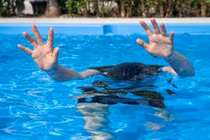 Hà Tĩnh: Một học sinh đuối nước khi tắm ở bể bơi