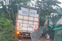 Nghệ An: Xe tải lao vào nhà dân khiến cụ bà tử vong