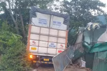 Nghệ An: Xe tải lao vào nhà dân khiến cụ bà tử vong