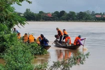 Nỗ lực tìm kiếm người đàn ông bị rơi xuống sông Long Đại