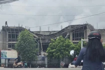 Bê tông vừa đổ xong, giàn giáo công trình Trung tâm Văn hoá đổ sập