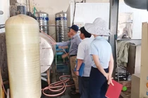 Vụ đỉa “bơi” trong bình nước: Yêu cầu tạm dừng sản xuất