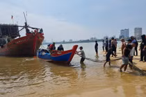 Sóng đánh chìm thuyền, 2 ngư dân bơi vào bờ nhờ trợ giúp