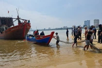 Sóng đánh chìm thuyền, 2 ngư dân bơi vào bờ nhờ trợ giúp