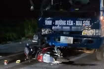 Nghệ An: Xe máy đối đầu xe tải, 3 người thương vong