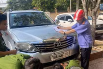 Tạm giữ hình sự người đàn ông lái ô tô tông bạn nhậu nhập viện