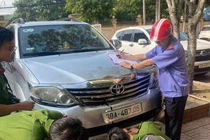 Khởi tố đối tượng điều khiển ô tô đâm bạn nhậu