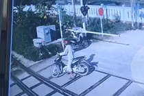 Nữ nhân viên gác chắn cứu người đàn ông trước mũi tàu hoả