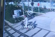 Nữ nhân viên gác chắn cứu người đàn ông trước mũi tàu hoả