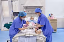 Người đàn ông gần bị đứt lìa cổ bàn chân khi cắt cỏ