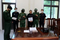 Bắt giữ “nữ quái” vận chuyển 3 bánh heroin qua biên giới