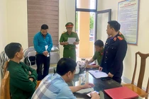 Khởi tố 2 cán bộ kiểm dịch bắt chủ xe lợn “chung chi” 30 triệu đồng