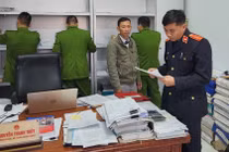 Quảng Bình: “Xà xẻo” tiền cứu trợ, 2 cán bộ bị khởi tố